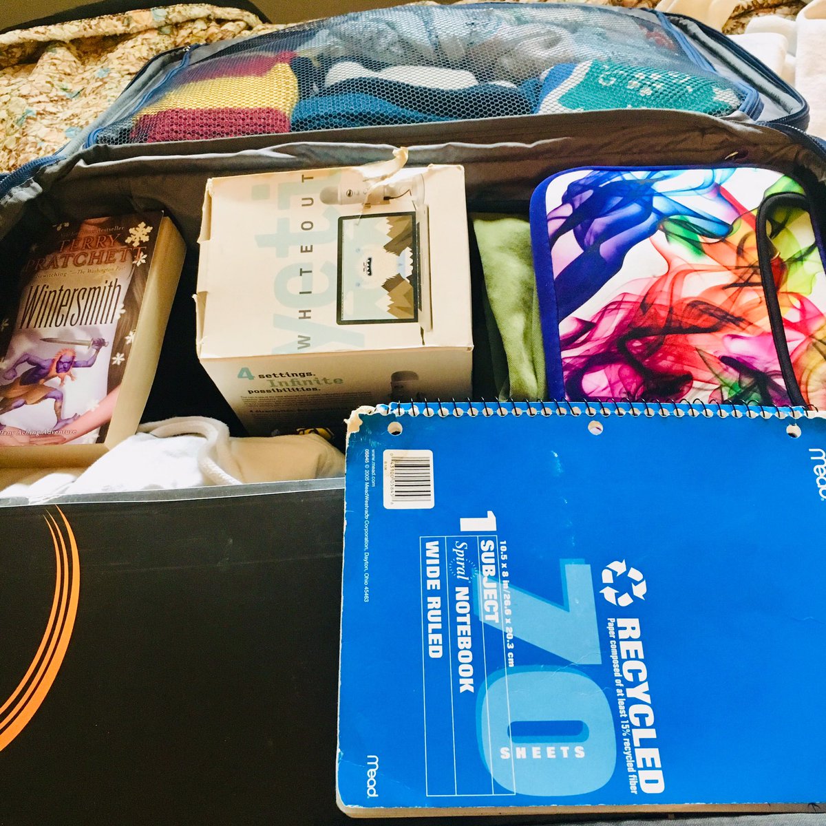 _FayeFite's tweet image. Suitcase of a creative. Who needs clothes when you can have reading, writing, drawing, and podcasting paraphernalia?

#writerslife #christmasvacation #IHaveProblems