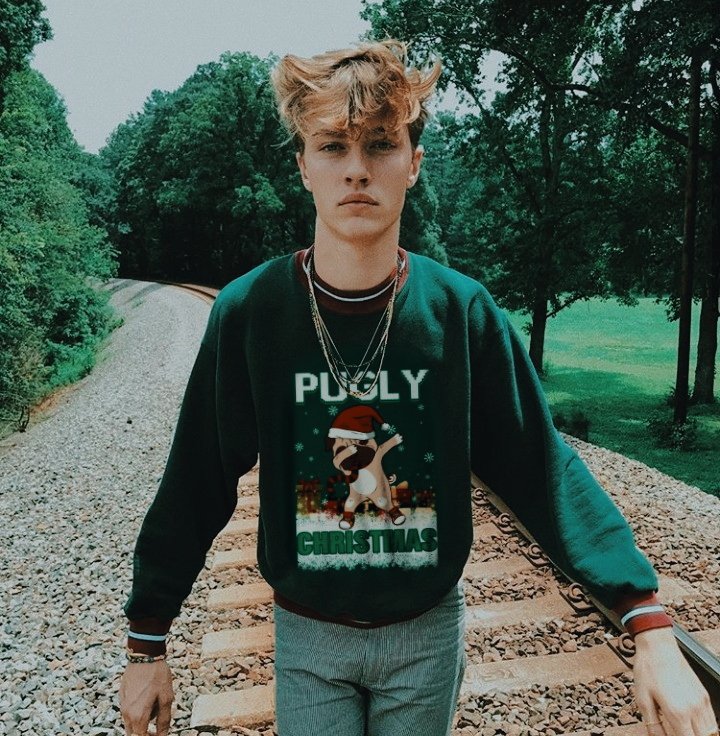 -Era su turno, se sentía confiado de que todo iba a salir bien. Se puso su buzo (bc no tenia sweater) y salió a recibir invitados para la #StIslandPosada. Todo estaba hermoso, el esfuerzo que el distrito había puesto no era en vano.-