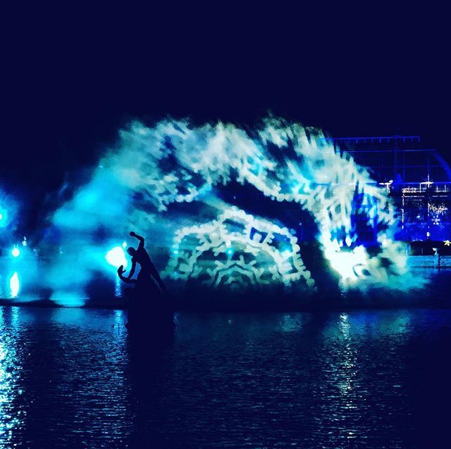 Foreign_Planets's tweet photo. Christmas at Kew Gardens. Stunning projections! #kewgardens #christmas #fun #instagood #lights #night https://t.co/PUs4ZbIAQJ https://t.co/J77eMDgLkg