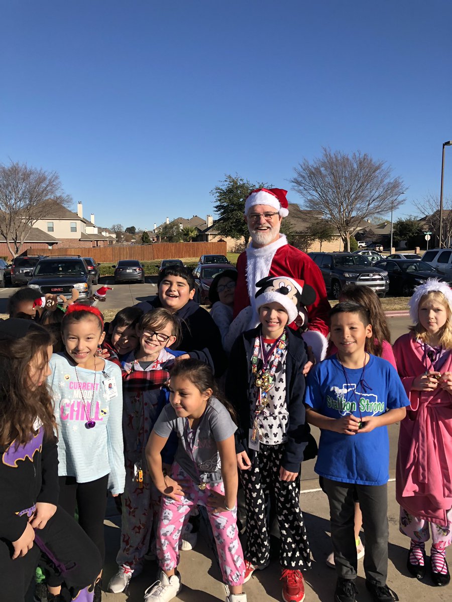 Jingle Bell walk benefitting <a href="/IrvingCares/">Irving Cares</a> this morning. We love this tradition!! It was even better today because we saw Santa! ❤️🎅🏼<a href="/stipesstallions/">Stipes Stallions</a>