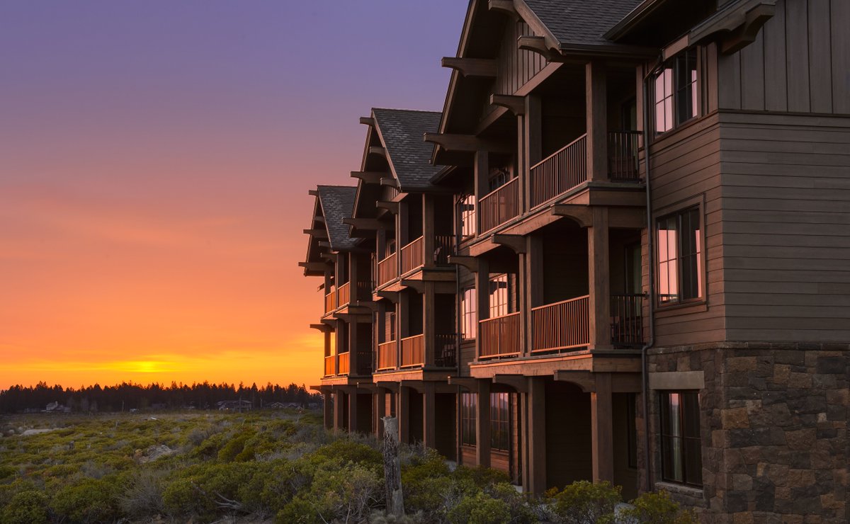 Beautiful end to the week here at Tetherow Resort. Today, we are thankful for stunning sunsets in our own backyard! #tetherowresort #tetherowgolf #bestofbend #exploregon #backyardbend #thankfullife #centraloregon #visitbend
