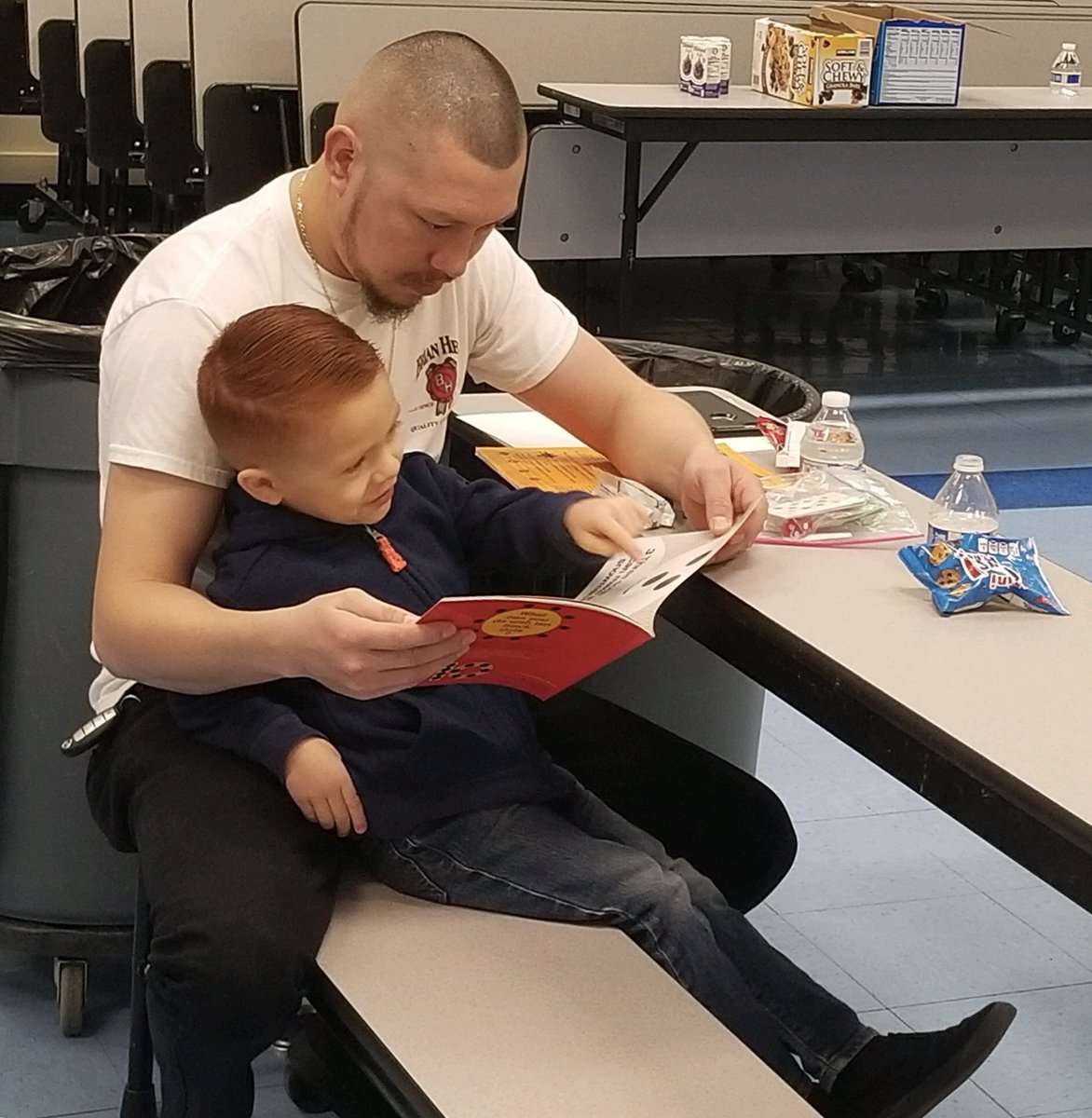 CCSDFamily's tweet image. The Hinman ES Pre-K class hosted our free Dots! Dots! Dots! workshop today. The 16 families went home with 2 types of 🎲, dot cards, &amp;amp; more.  This is where a ❤️ of math starts! 🤝#1forKids #linkedtolearning 

🤷‍♀️Free family math workshops in January? 👉 faces.ccsd.net/university-of-…