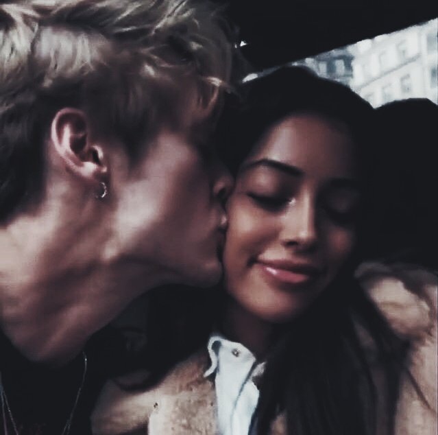 ♡𝓘𝓯 𝓽𝓱𝓮 𝓼𝓴𝔂 𝓽𝓱𝓪𝓽 𝔀𝓮 𝓵𝓸𝓸𝓴 𝓾𝓹𝓸𝓷
𝓢𝓱𝓸𝓾𝓵𝓭 𝓽𝓾𝓶𝓫𝓵𝓮 𝓪𝓷𝓭 𝓯𝓪𝓵𝓵

𝓘 𝔀𝓸𝓷'𝓽 𝓬𝓻𝔂,
𝓘 𝔀𝓸𝓷'𝓽 𝓼𝓱𝓮𝓭 𝓪 𝓽𝓮𝓪𝓻
𝓙𝓾𝓼𝓽 𝓪𝓼 𝓵𝓸𝓷𝓰 𝓪𝓼 𝔂𝓸𝓾 𝓼𝓽𝓪𝓷𝓭
𝓢𝓽𝓪𝓷𝓭 𝓫𝔂 𝓶𝓮 ♡