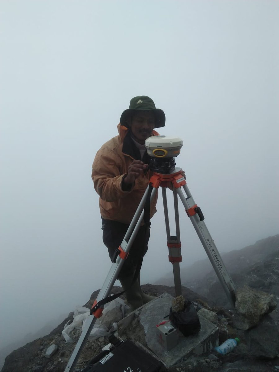 BPPTKG's tweet photo. Puncak #merapi yang saat ini berkabut dan cuaca mendung tidak menyurutkan semangat dan senyum tim @BPPTKG yg melakukan survei GPS. Kasih senyum Pak 😉 https://t.co/g0dSX9MYO9