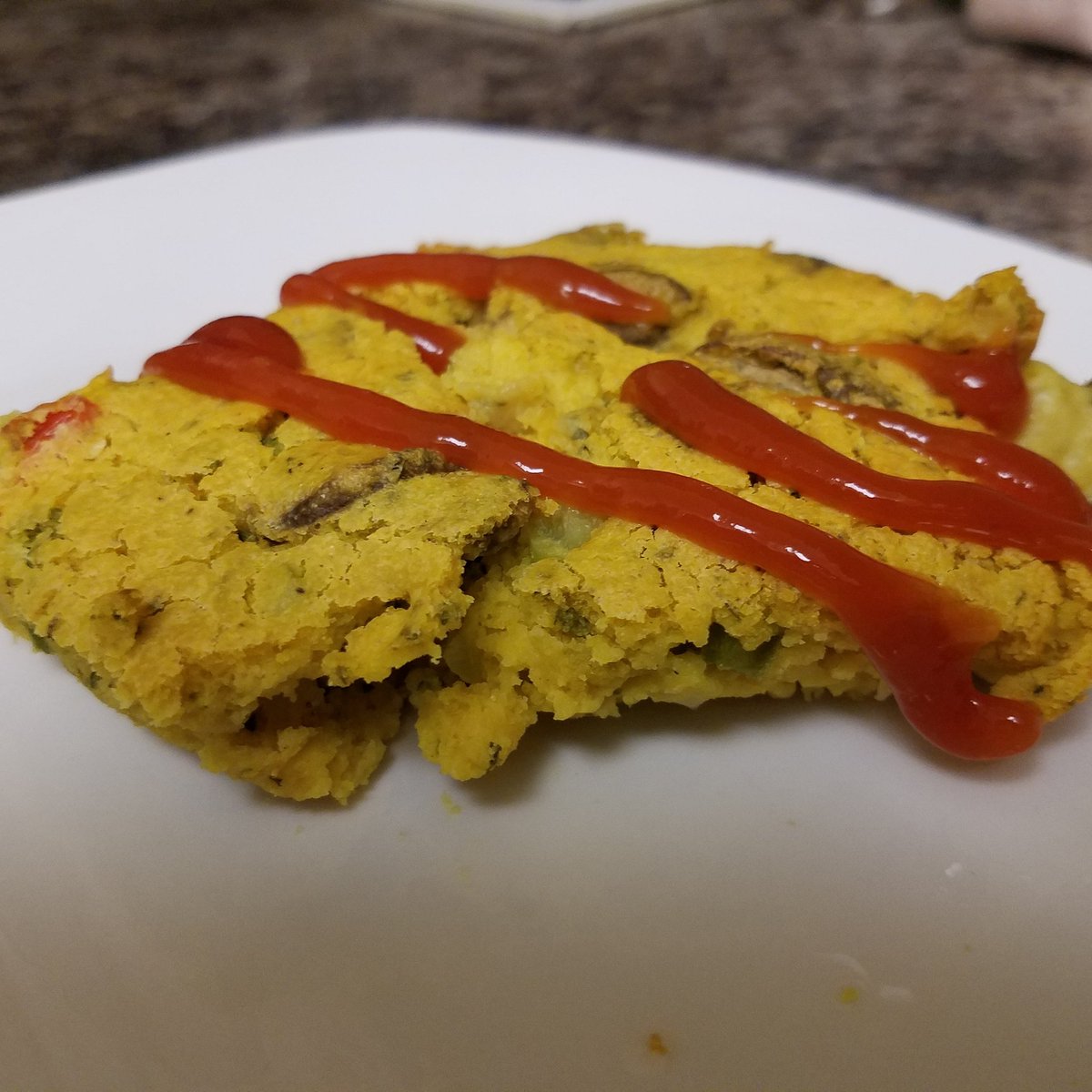 Picture doesn't show detail as much as I'd liked but this vegan chickpea frittata turned out super! Portabello, broccoli, peppers and onion.
#veganfood #chickpeaflour #portabello #frittata