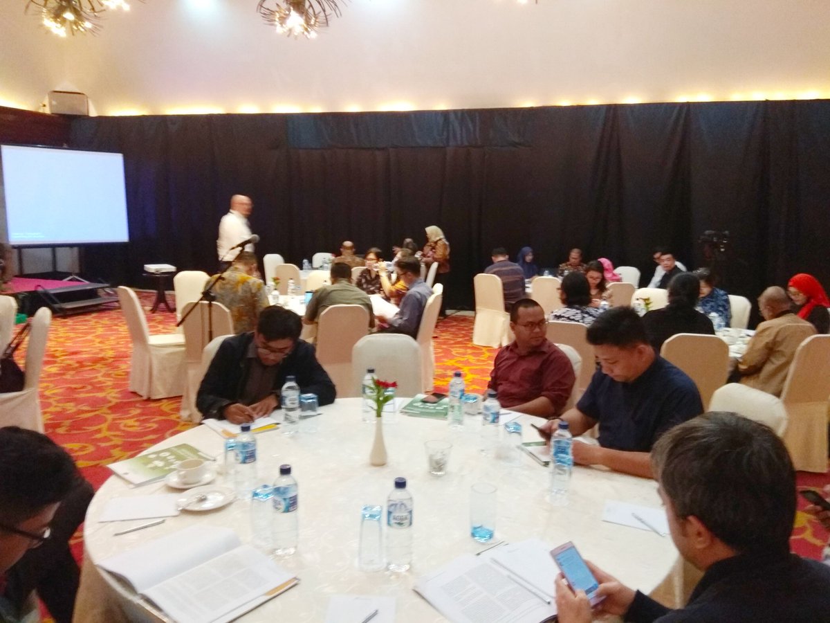 Siap-siap diskusi. Baca-baca paper dulu biar diskusinya lancar. Yuk merapat, mau mulai ni
#RUUDataPrivasi