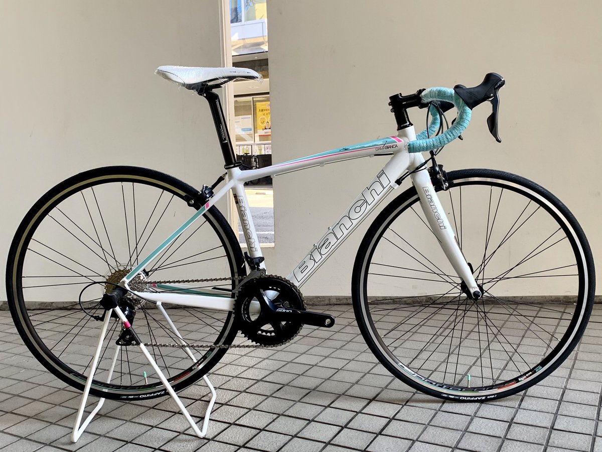 Bianchi Bike Store Machida בטוויטר Dama Bianca Nirone 7 Sora 44サイズ 女性モデルの ロードバイクがアウトレットとして入荷いたしました 白ベースのフレームにピンクとチェレステが差し色の可愛らしい車体です 定価 113 000 税がアウトレット価格に 是非