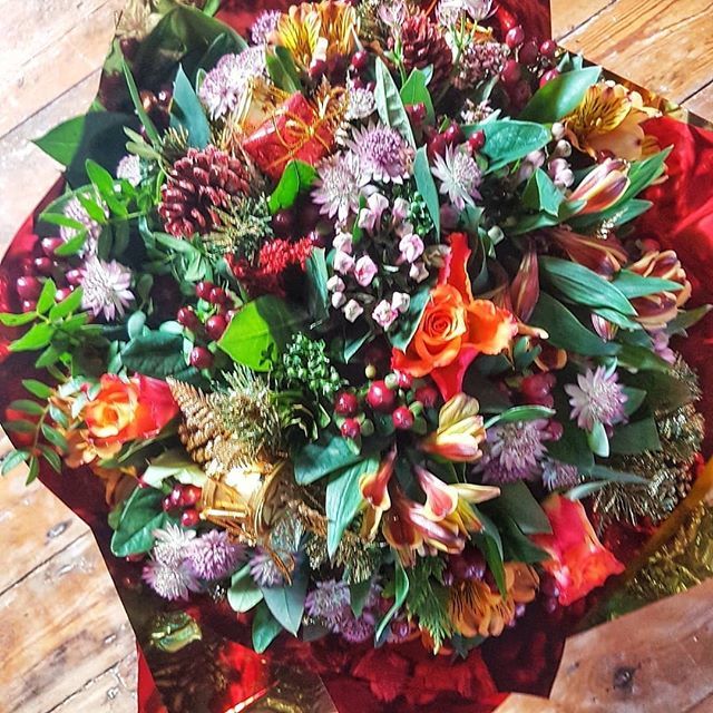 Lovely festive bouquet going out today 🎁 last orders being taken tomorrow. Our last day open this year will be Sunday 23rd 11-3pm 🎅🏼 #sweetlovin #woodstreetindoormarket #flowersforalloccasions #festivebouquet #festiveflowers #christmasbouquets #chris… ift.tt/2T15fPX