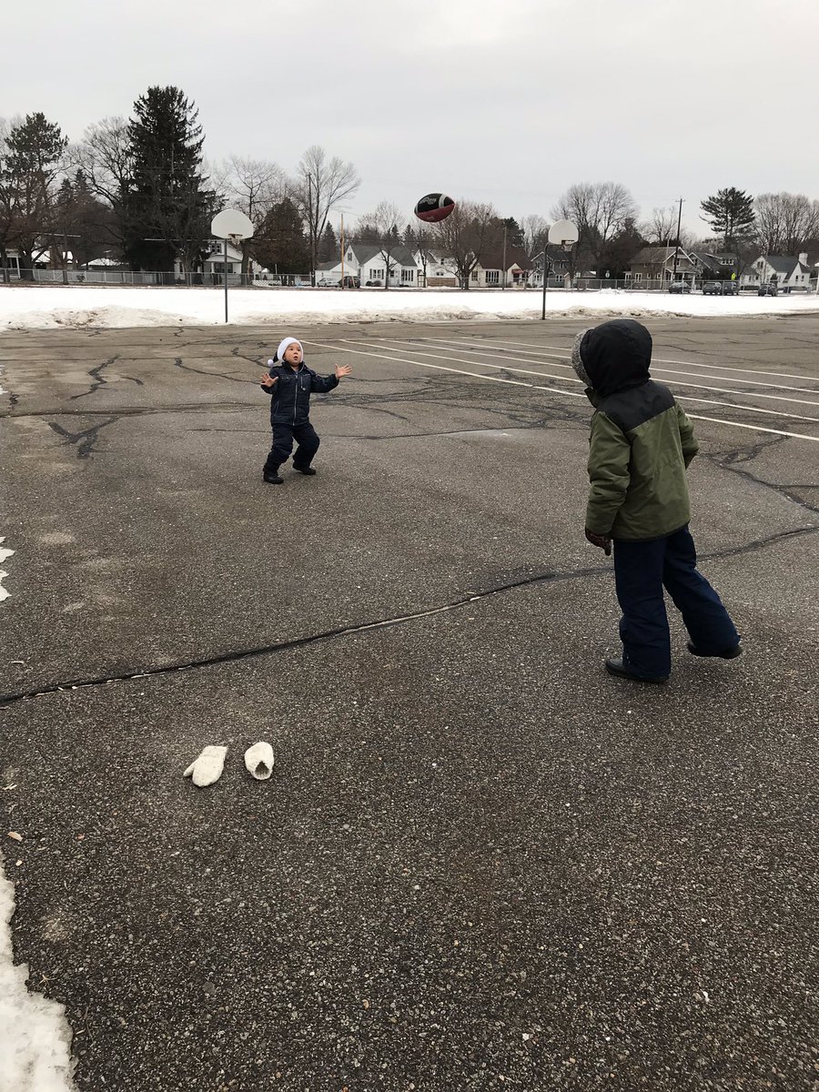 MrAReiche's tweet image. We had a blast taking our Reading Buddies out to recess and playing with them today! #Teach4Me #MarshallRocks