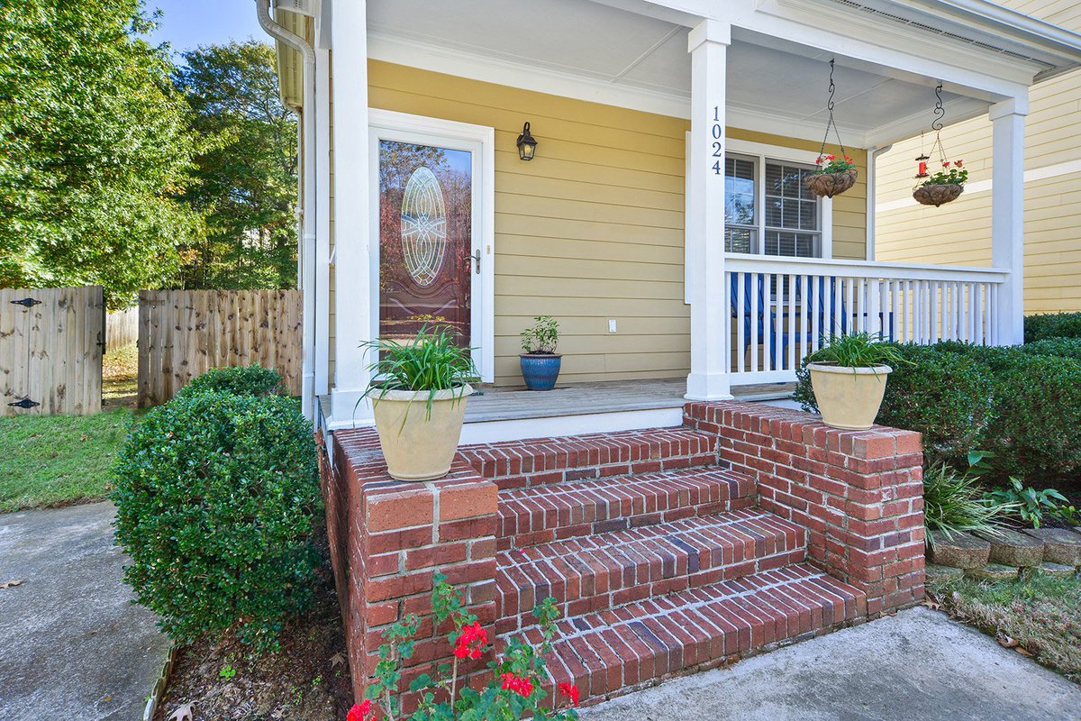 WRTheCollective's tweet image. This two-story charmer in #HighPointGA sits on well-maintained land in a small community of friendly neighbors. Walk to the @AtlantaBeltLine. Authur Langford Jr. Park, the library, and more, and drive mere minutes to #Atlanta interstates. See more here: bit.ly/2ExI9wb.