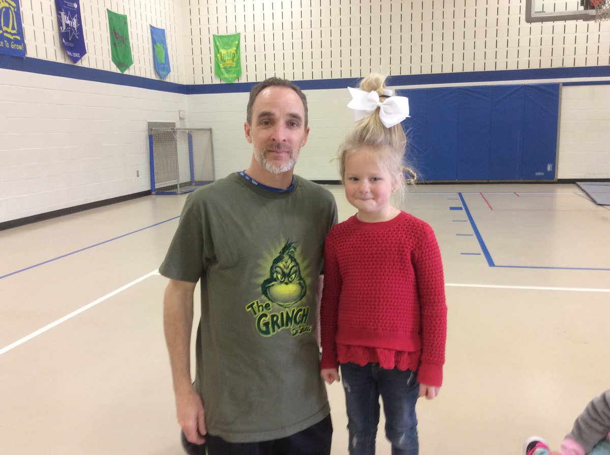 Can Hannah be any more cute? Cindy Lou Hoo meets the Grinch! #CBGaymanES