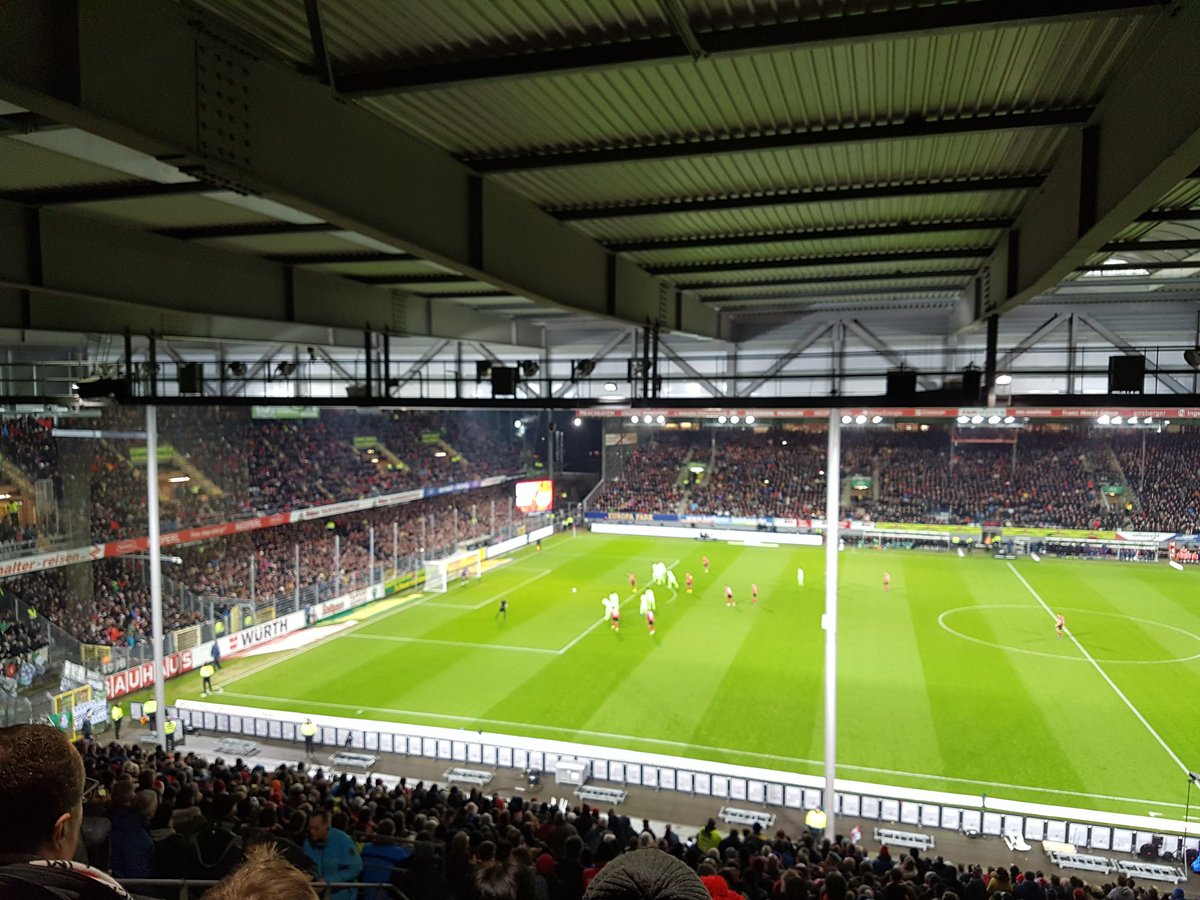 BertaUebel's tweet photo. Da war die Welt noch in Ordnung.
Waldschmitt zum 1:0 per Elfmeter.
#SCFH96 https://t.co/wWgCmVIiDi