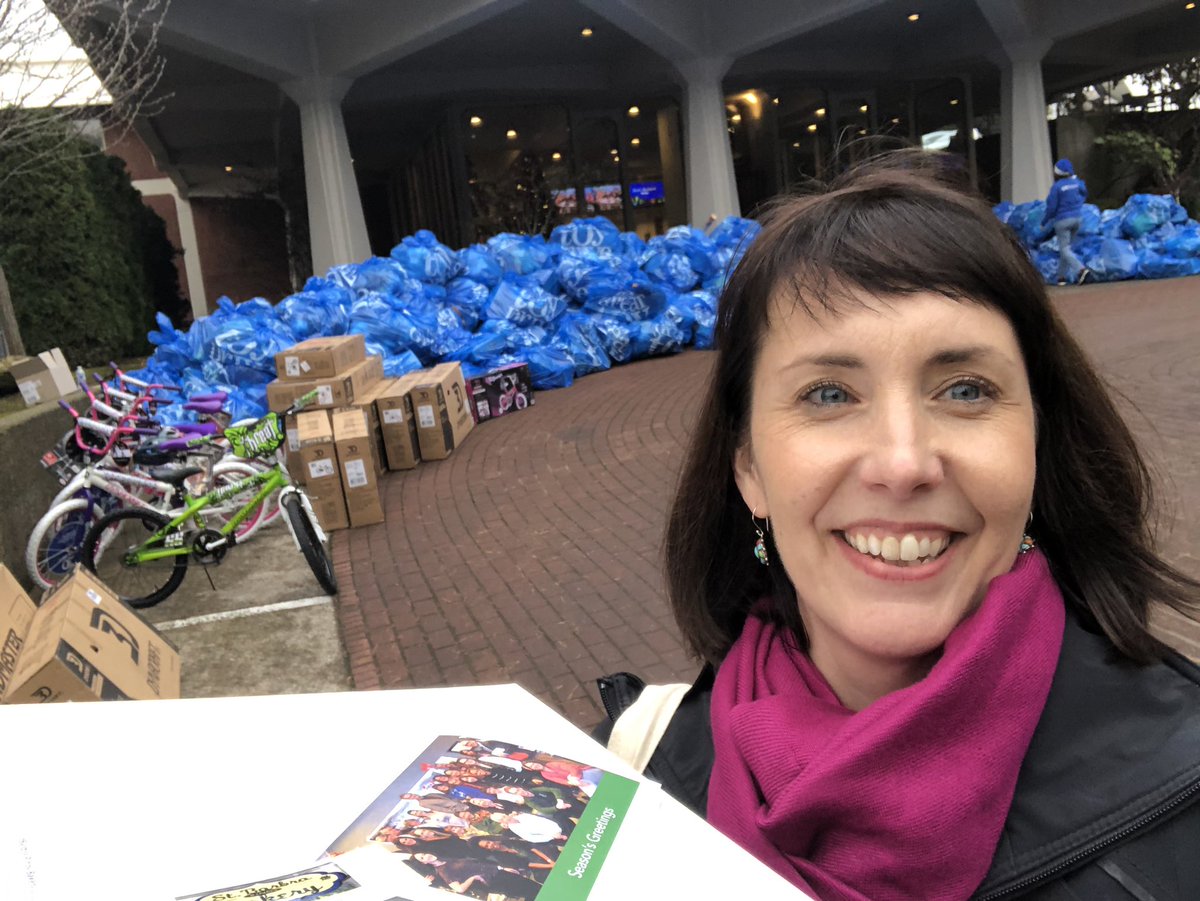 amylewinpdx's tweet image. Dropping off goodies and stumbled upon the AMAZING #greattoydrive results outside @KGWNews! wow. #spreadgood #HappyHolidays @PDX_BizAlliance