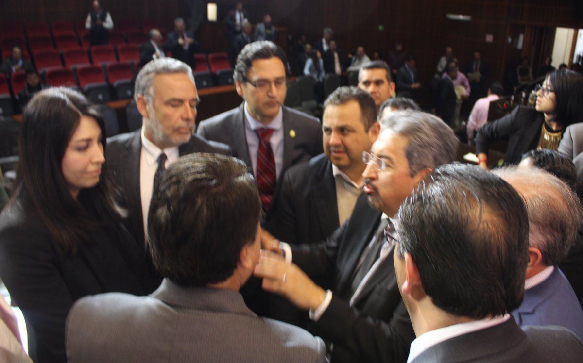 MedardoSernaG's tweet photo. Hemos solicitado a la subsecretaria de Egresos de @SHCP_mx, Victoria Rodríguez Ceja, su intervención para la canalización de recursos extraordinarios para las universidades en crisis. Nos mantenemos a la espera de respuestas. https://t.co/J3XLcfEydM
