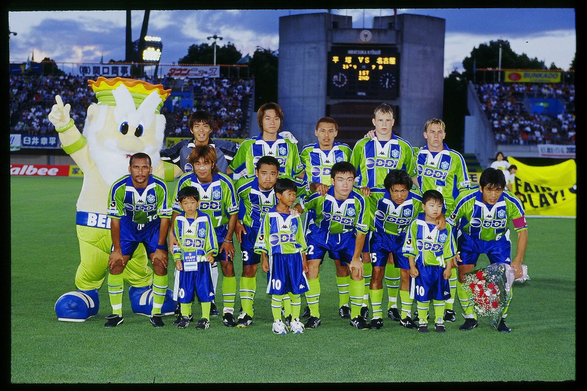 湘南ベルマーレ 50周年 懐かしい集合写真シリーズ こちらは1999年の写真 クラブ存続危機の中 必死に戦い続けました サポーターの皆さんと共に激動の日々を過ごしたあの時がなければ今はありません ベルマーレにとって本当に大切な一年