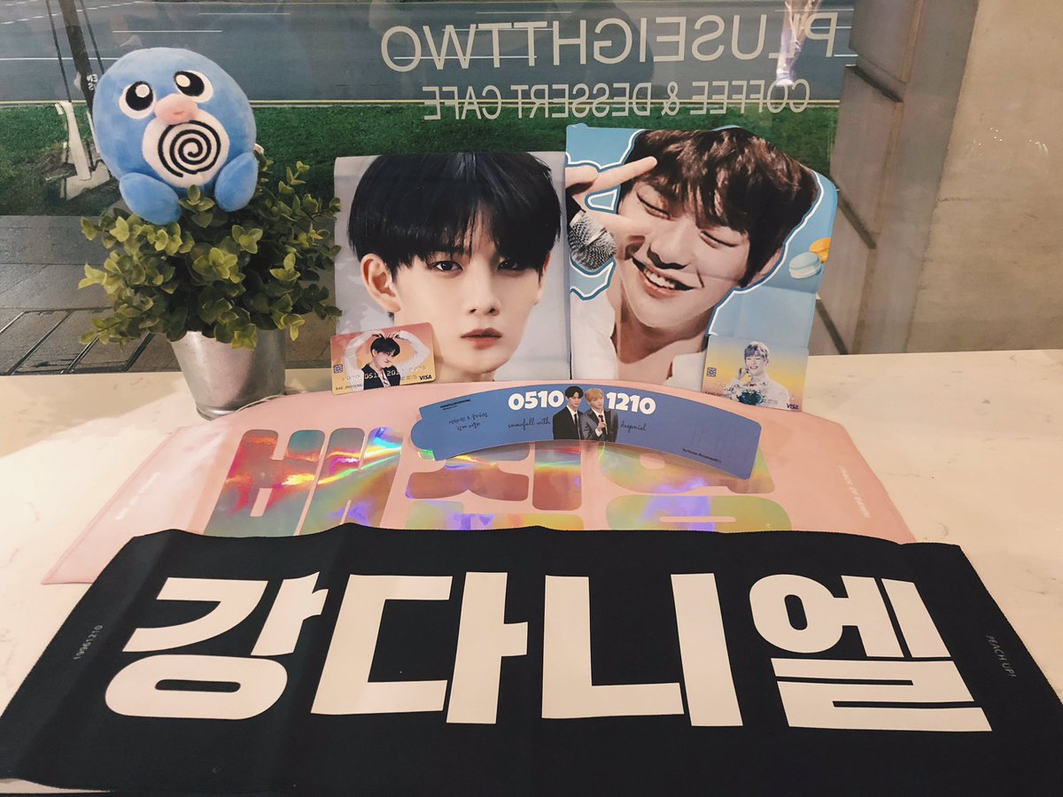 poubellez's tweet photo. Love the cupsleeve, pvc card &amp; decor! 💙 I even had to improvise a mini slogan wall for @wannabaebaecon when she came too late and the display was taken down alrdy 😹 Thanks @baebypeachyd for organising! #SNOWFALLWITHDEEPNIEL https://t.co/0z7YUsXnDv