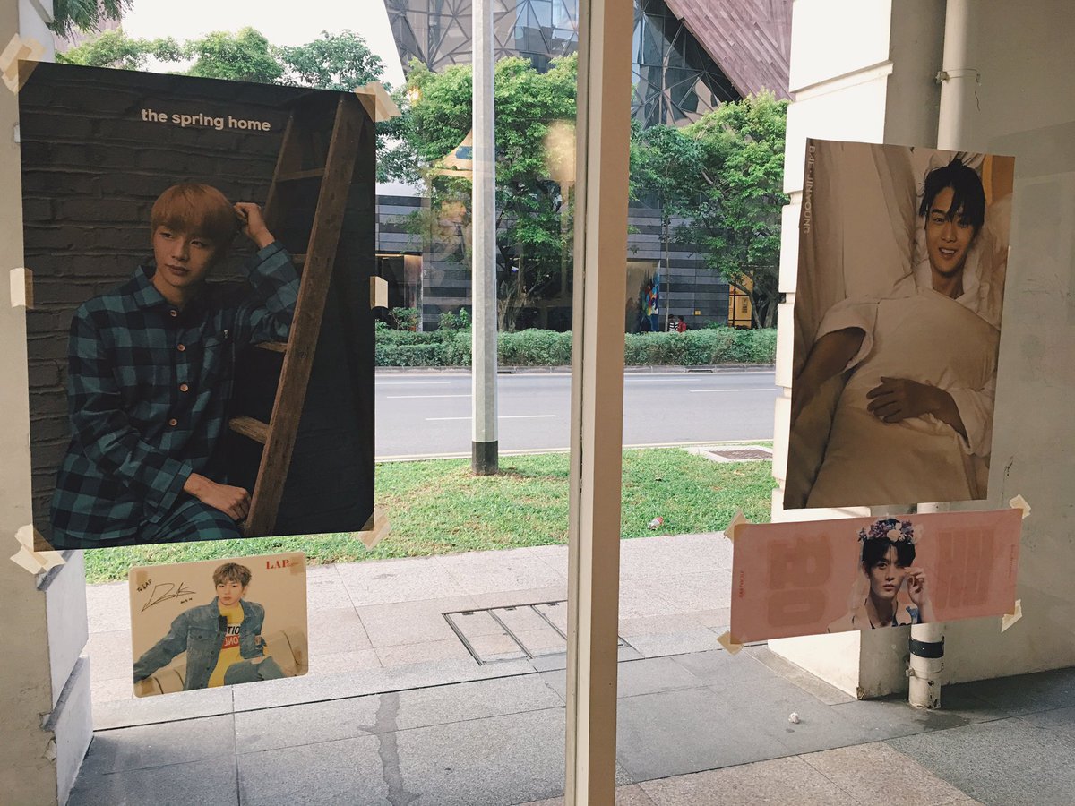 poubellez's tweet photo. Love the cupsleeve, pvc card &amp; decor! 💙 I even had to improvise a mini slogan wall for @wannabaebaecon when she came too late and the display was taken down alrdy 😹 Thanks @baebypeachyd for organising! #SNOWFALLWITHDEEPNIEL https://t.co/0z7YUsXnDv