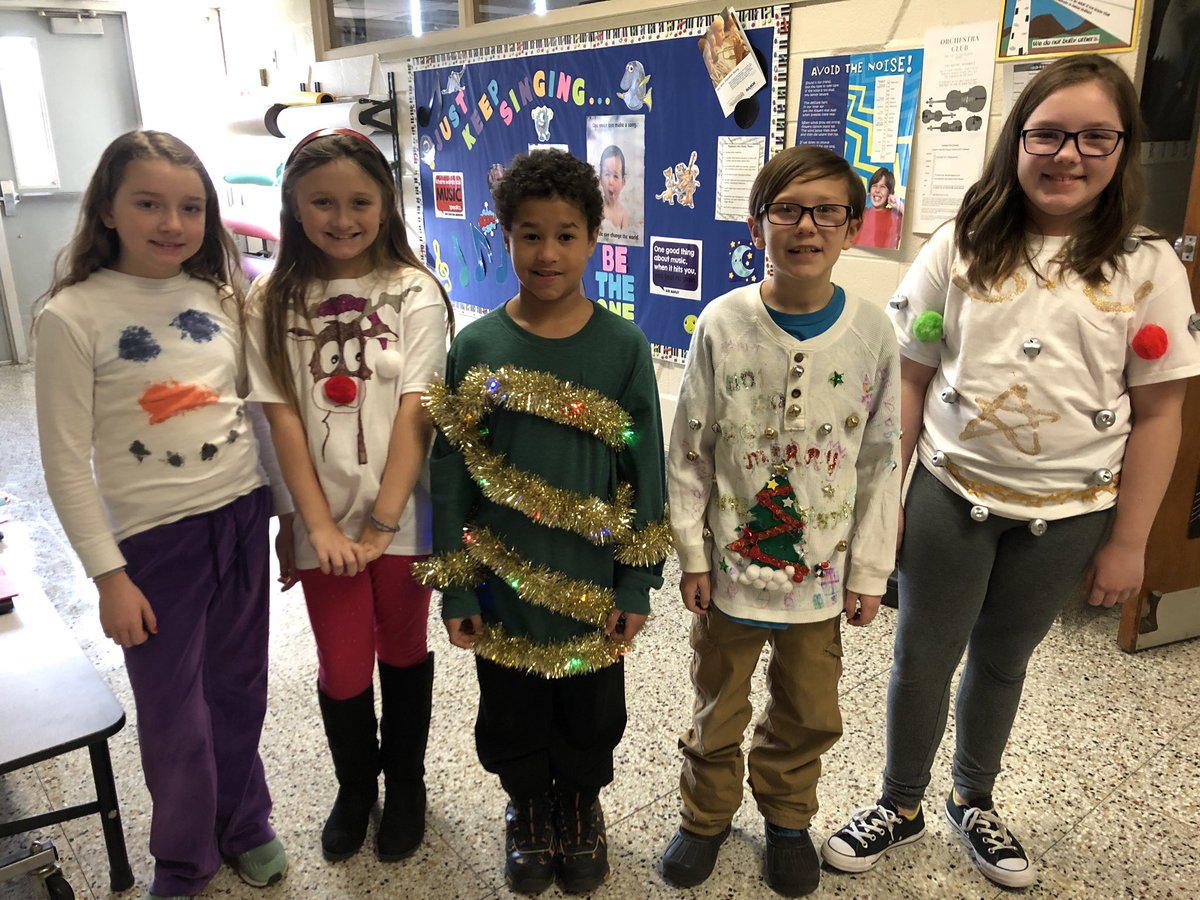 shortartists's tweet photo. Lots of #HomemadeHoliday attire @MortonPRIDE I just ❤️these kids #OnceACard #betheone https://t.co/wgSZqxk4Po