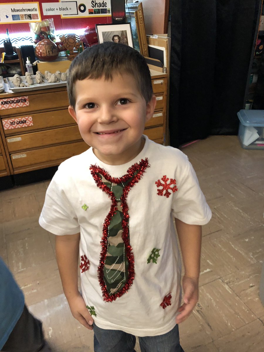 shortartists's tweet photo. Lots of #HomemadeHoliday attire @MortonPRIDE I just ❤️these kids #OnceACard #betheone https://t.co/wgSZqxk4Po