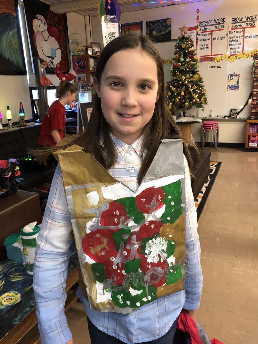 shortartists's tweet photo. Lots of #HomemadeHoliday attire @MortonPRIDE I just ❤️these kids #OnceACard #betheone https://t.co/wgSZqxk4Po