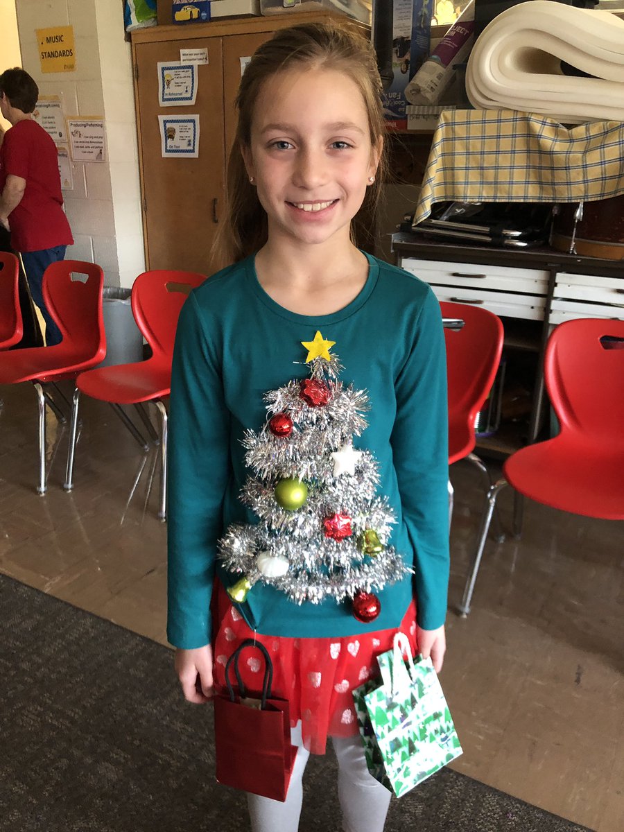 shortartists's tweet photo. Lots of #HomemadeHoliday attire @MortonPRIDE I just ❤️these kids #OnceACard #betheone https://t.co/wgSZqxk4Po