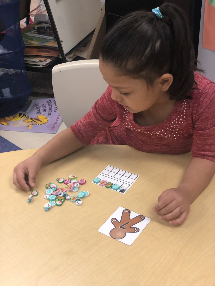Bringing the holiday spirit into the classroom with our numbers and letters ☃️🎅🏽🤶🏼
 #elementary #literacy #math #handson #wecan #refugeeswelcome #esl #enl #holidays #winter #creative