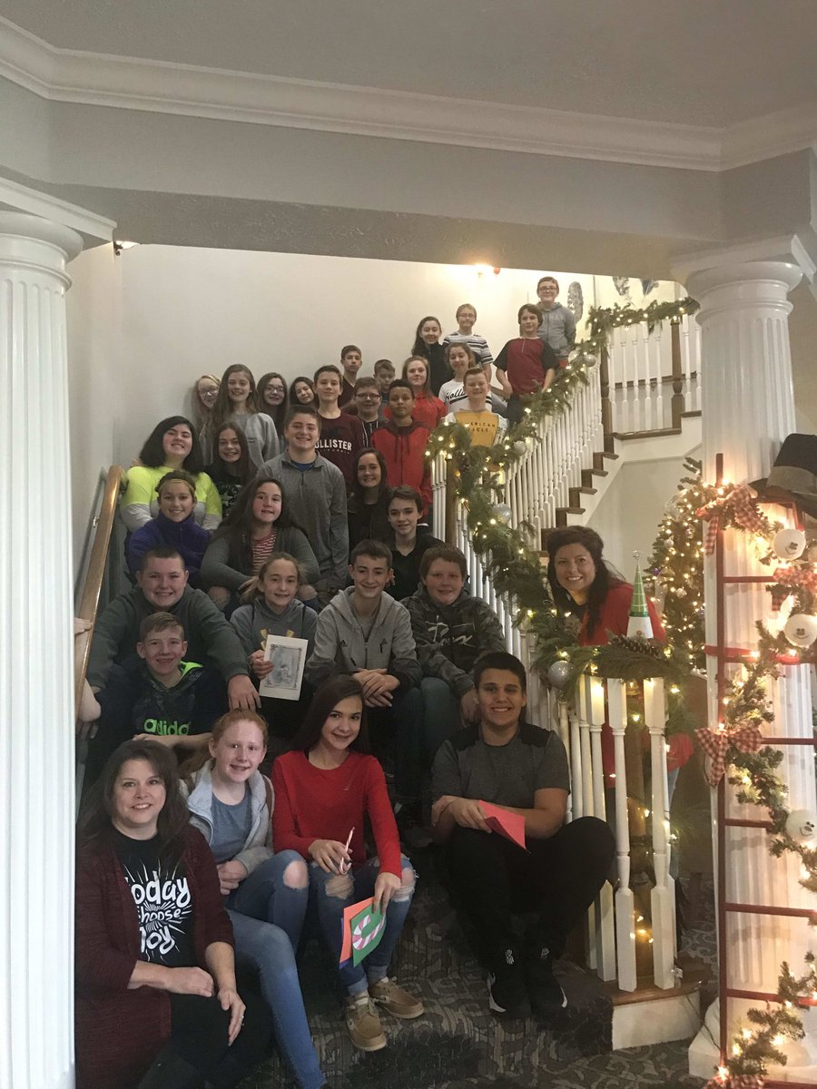 GreenTreeMtV's tweet photo. We had a busy morning full of young visitors and great music. The 7th grade class from Woodlawn Elementary stopped by to deliver handmade cards to our residents. https://t.co/h4qGyy9wWC