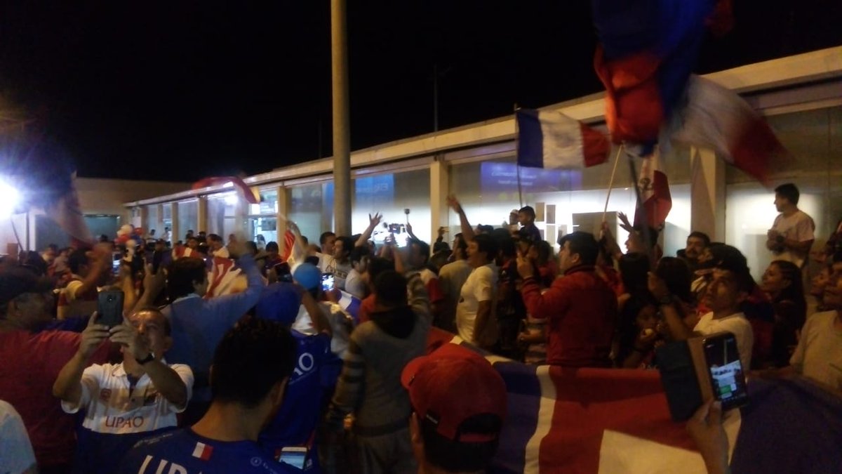 camannucci's tweet photo. En el Aeropuerto Carlos Martínez de Pinillos, los hinchas esperan la llegada del plantel de @camannucci, para celebrar el retorno de la tricolor a Primera.
#FuerzaMannucci
#OrgullososDeSerTrujillanos https://t.co/49IKQ7DVaE