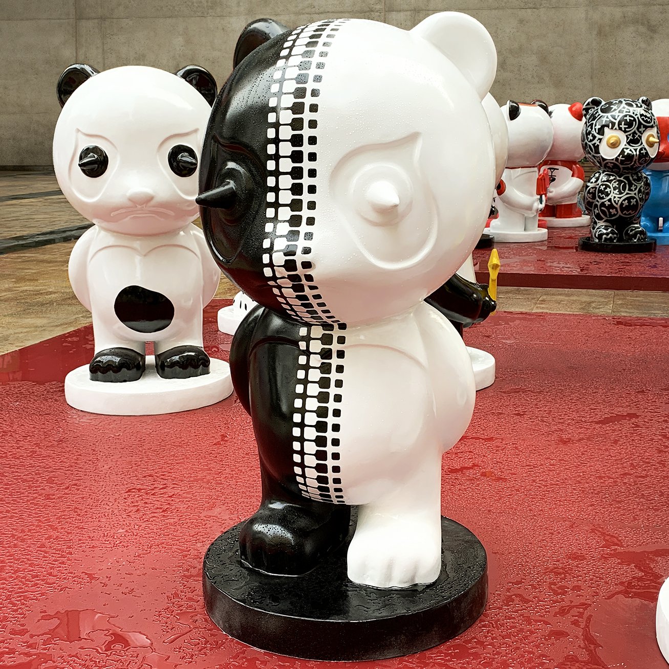 日本デザインセンター En Twitter 弊社の中国法人 北京大思広告有限公司 の小磯裕司が Babymoji というキャラクターブランド によるイベントに参加 パンダ の作品を出品しました 小磯のデザインは パンダの 黒白 を 陰陽 に置き換えて シンプルかつ現代的に