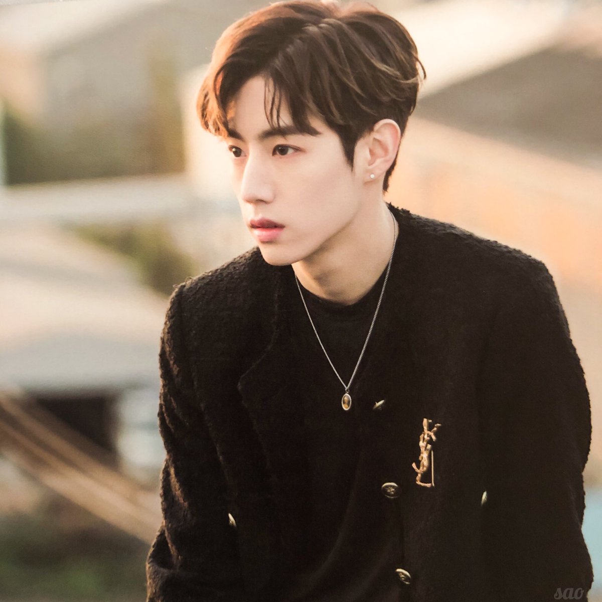 imdewnii's tweet photo. หล่อแบบโครตแพงด้วยเข็มกัด YSL อ่ะ https://t.co/XEGUqI6phP