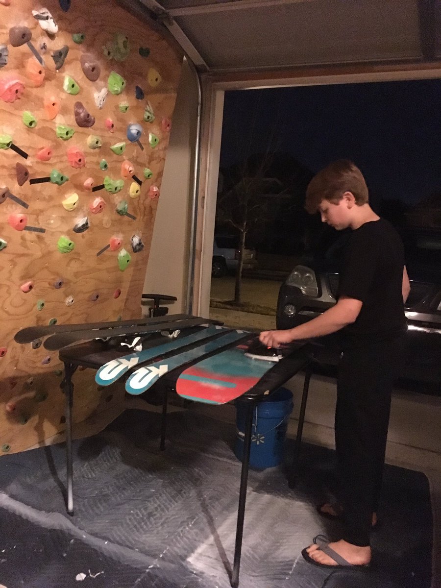 jsclimber's tweet photo. Time for one of our favorite family tasks of the holiday season! @burtonsnowboard @k2skis https://t.co/5hHqVAFUob