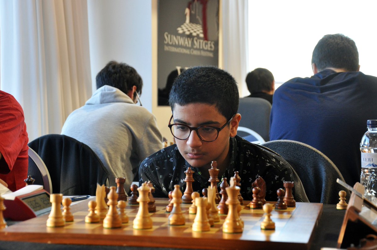 Indian's Raunak Sadhwani had a tough rival in today's round, @GMSasikiran. However, with 4/6 he's still not far from the lead, and has a good chance to get a GM norm if he does not collapse... @ChessbaseIndia @Indianchess