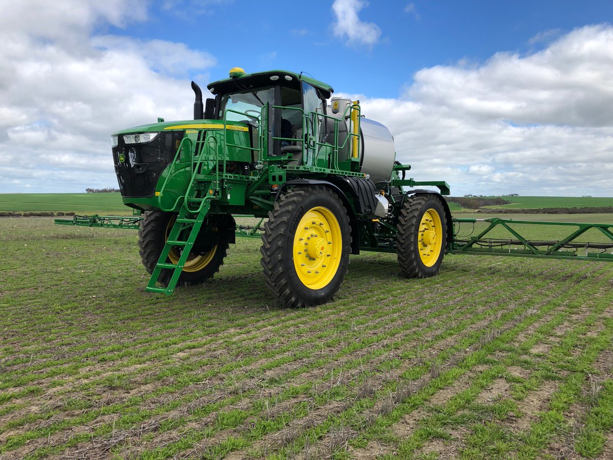 AFGRIAU's tweet image. Flashback to @WANTFA_farming's Sprayer Day in Goomalling back in August this year! We took down a new @JohnDeere R4060 sprayer with an #ExactApply nozzle control system! 🦌💚

#farming #ag #agriculture #puttothetest #sprayer #tbt