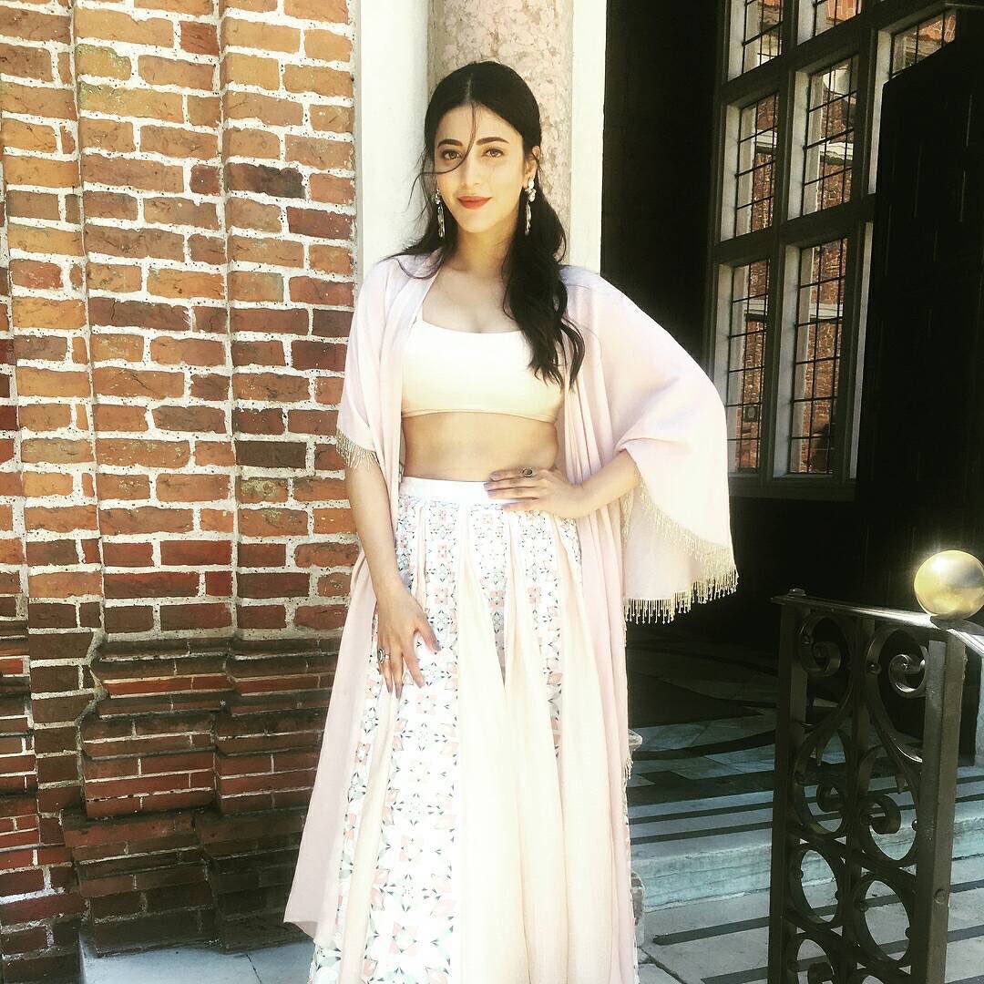 
Shruti Haasan continues to show just like the olden days...
