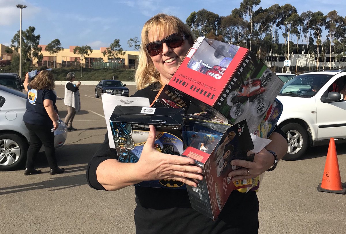 SDLaborCouncil's tweet photo. 31st Annual Toy &amp; Food Drive with @UnitedWaySD ✅
-18,000 lbs of food 🍴
-3,000 toys 🎁
-650 working families 👩‍👧‍👦
-100s of #UnionStrong volunteers 💪 
Countless smiles &amp; holiday cheer, giving back is the union way! ✨ https://t.co/xtBnHaePSE