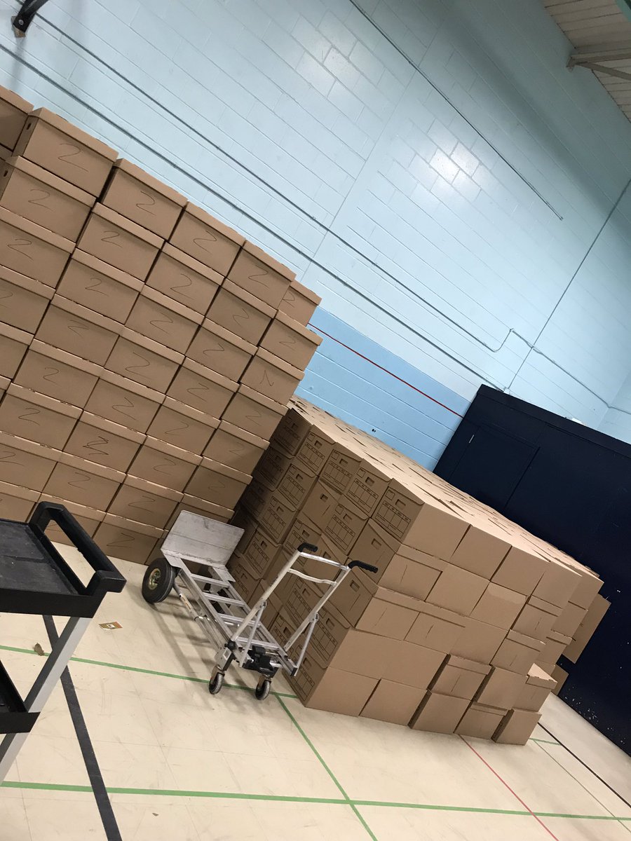 Another year volunteering for the @dovercourtkids! What you do every year for the 410 families in our city is amazing! #hamper program #proud to help <a href="/POliveiraRVP/">Paula Oliveira</a>