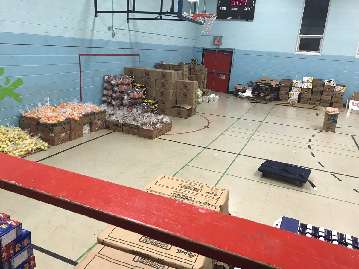 derek_monteiro's tweet photo. Another year volunteering for the @dovercourtkids! What you do every year for the 410 families in our city is amazing! #hamper program #proud to help @POliveiraRVP https://t.co/2wfdokrfGH