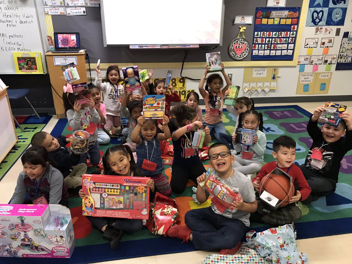Ms_AIglesias's tweet photo. Thank you @mistermckinney @McKinneysHOU for surprising my students today! They loved their gifts from Santa @FARIASECC #Rm20 https://t.co/3UtszGp3gf