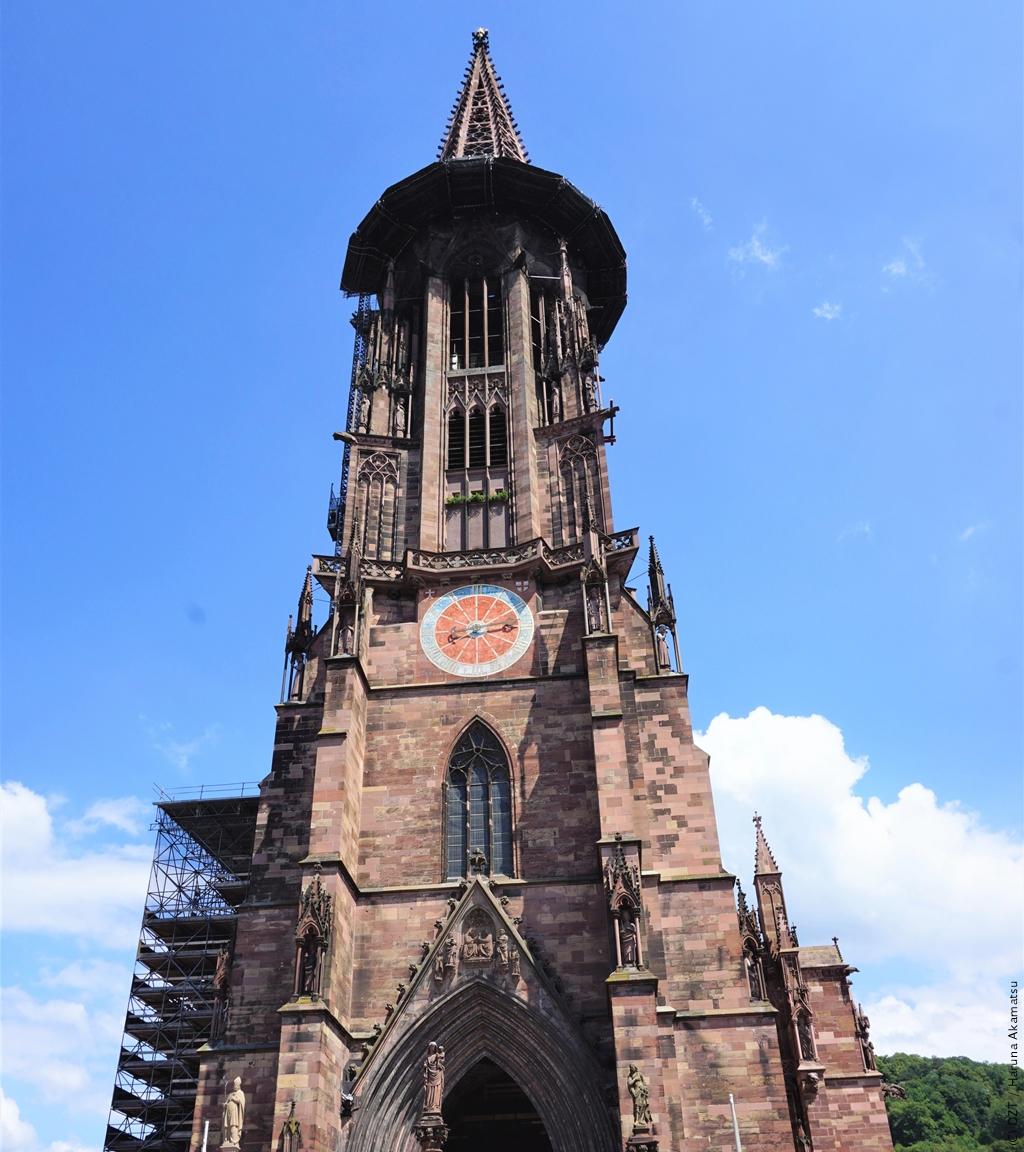 ドイツ観光局 キリスト教世界で最も美しい塔 をもつ フライブルクの大聖堂 スイスのバーゼルやフランスのストラスブールの大聖堂の影響を受け 300年を費やして完成しました 荘厳な内部に入ったら パン職人たちが寄贈した プレッツェルが描かれた