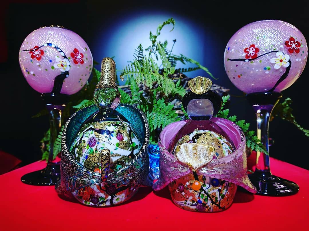 グラスアート黒木 در توییتر 雛人形や羽子板 兜や鯉も工房で展示中です グラスアート黒木 黒木国昭 ガラス 工芸 雛人形 季節 展示 兜