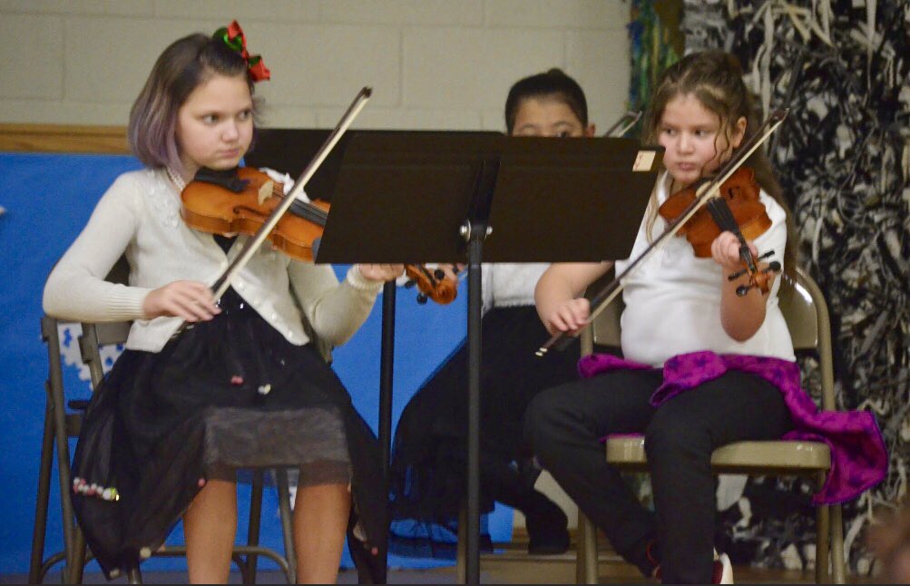 PoeMediaTech's tweet photo. Beautiful presentation tonight - bravo, Pandas! 🎻❄️🎻❄️🎻 @PoeMagnetES https://t.co/wB3NI4wOfZ