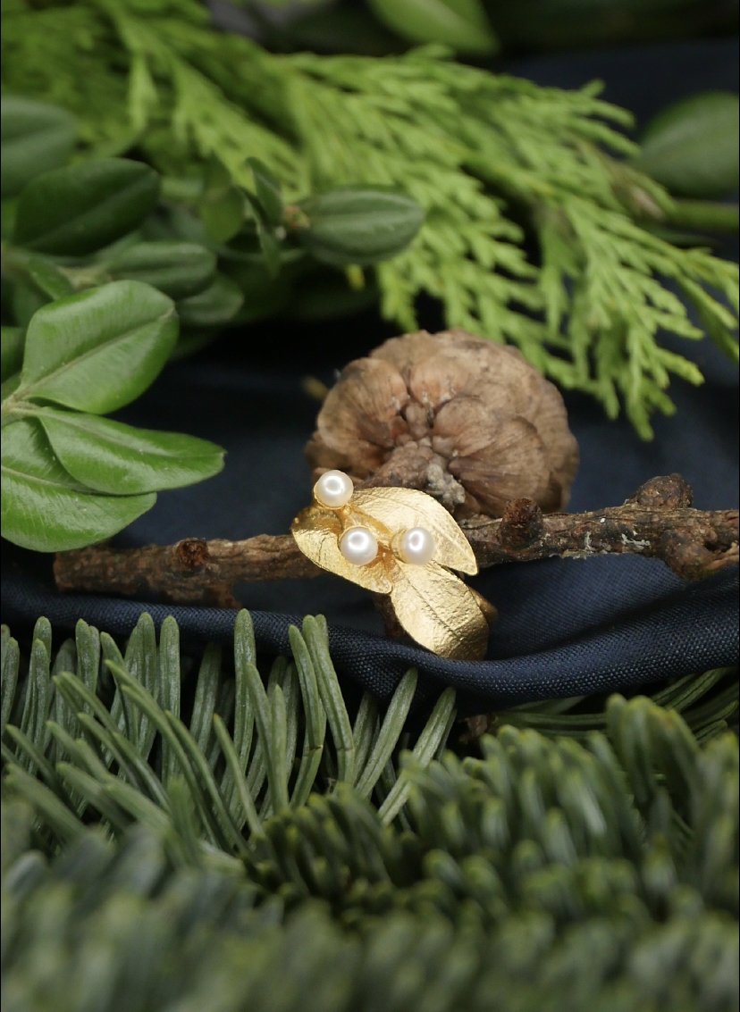 It’s another Christmas countdown offer! ✨Today we are giving you the chance to win one of our Bay Laurel rings with freshwater pearls. All you have to do is like the post and tag a friend in the comments section. Good luck! 🤞