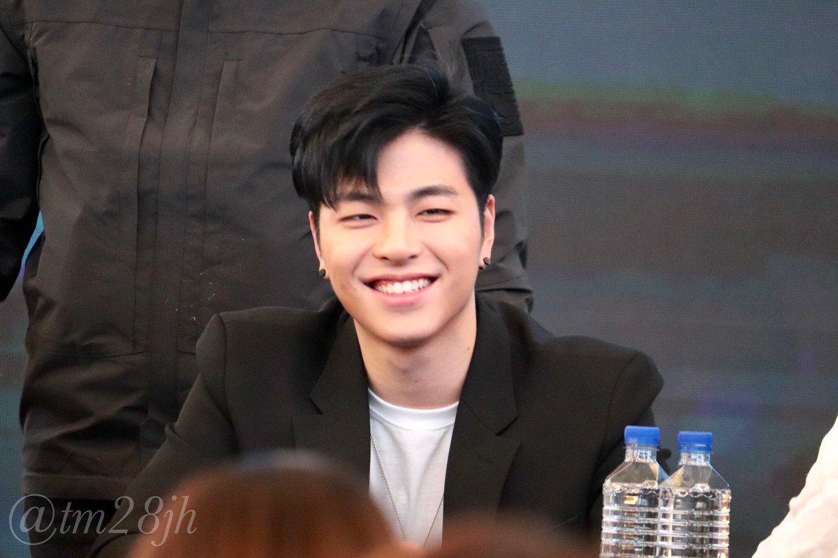 Day and night changes but his adorable smiles didn't change.  #JUNHOE  #JUNE  #iKON  #구준회  #준회  #아이콘  #ジュネ