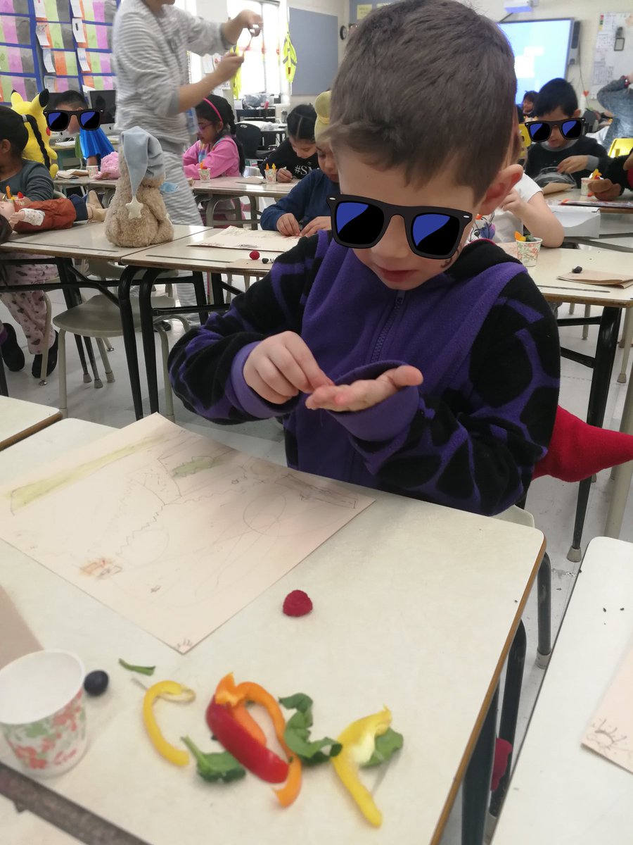 Investigating color through the use of natural elements. 'Coloring' our pictures using fruit and vegetables. #CJMlearns #CJMRocks #science #exploringcolor