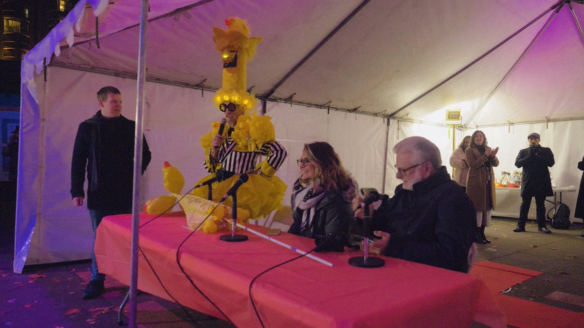 SingleLineCO's tweet image. #VancouverUmbrellaFashionShow bliss at @jimdevaplaza — Vancouver’s only event GUARANTEED not to get cancelled due to rain ☔️ !
@WestEndBIA @CityofVancouver