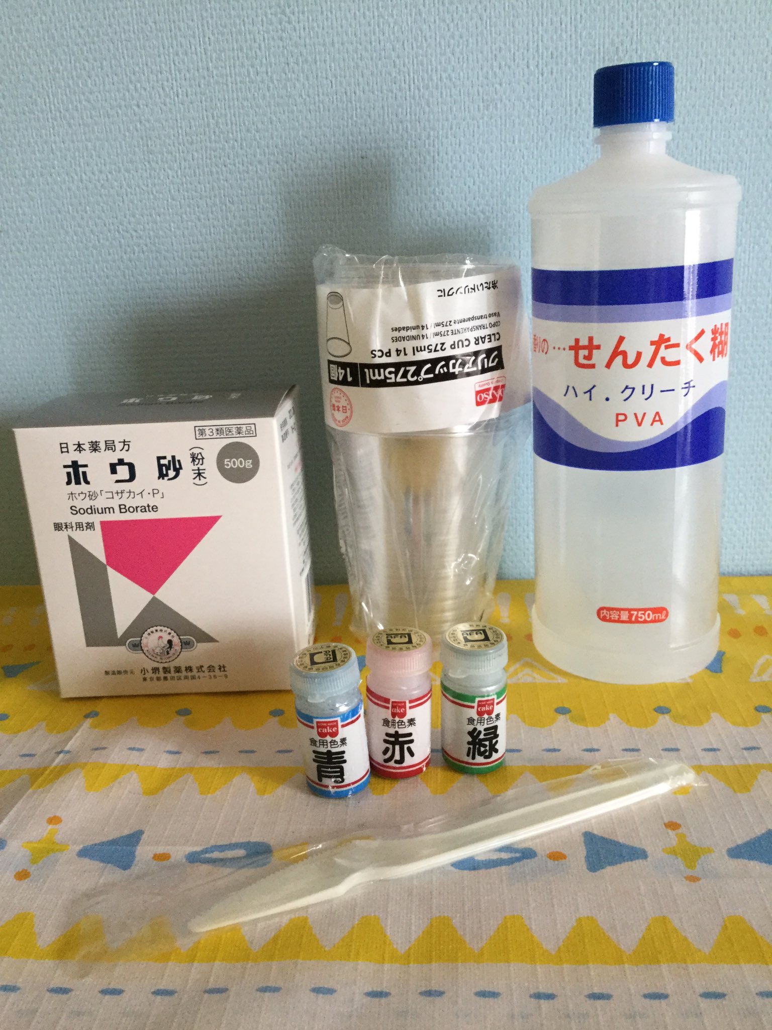 Mog Neko Mercari On Sale スライムです ホウ砂は薬局やアマゾンで購入出来ます 見本は100gで作成 水30g 食紅 適量 せんたく糊30g ホウ砂水 水10 ホウ砂1 適量 ホウ砂水は掻き混ぜながら最後に足します 程よい固さになったら完成です 混ぜるのは