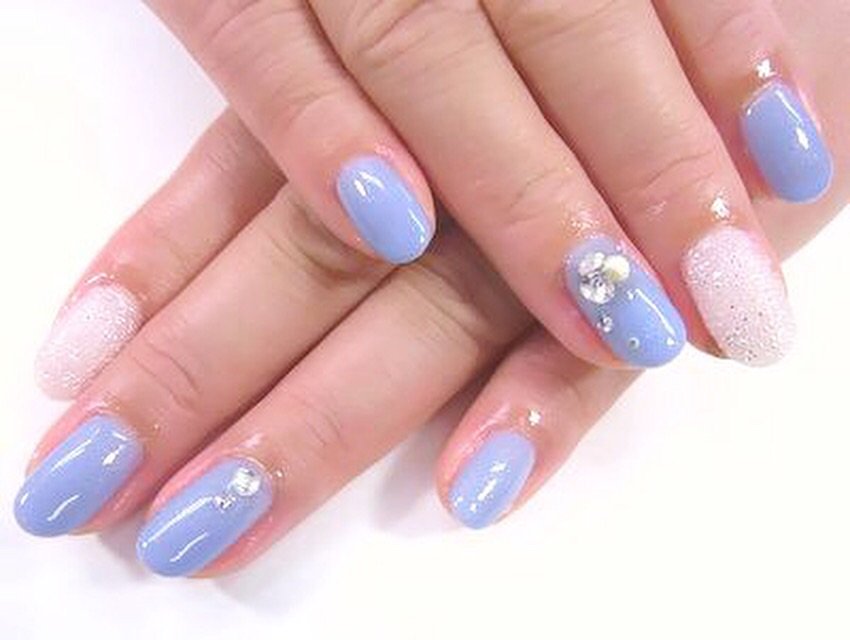 O Xrhsths 福島愛子 戸越銀座ネイルーク Sto Twitter お客さまネイル です パウダーブルー のカラーリングと ホワイトのカラーリングにスワロフスキーのクリスタルピクシー プチを載せたアートのコンビネーション 優しい冬 ネイルに仕上げてくれています