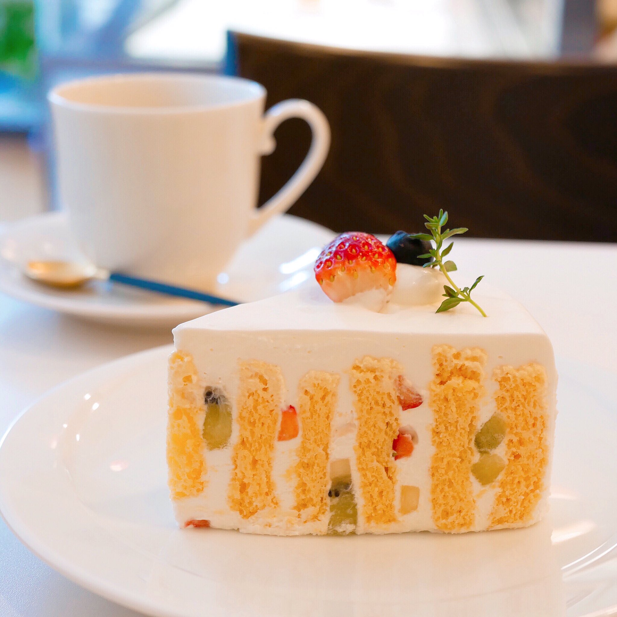ট ইট র あき 溝の口のcafe De Fleurでフルーツのショートケーキ 12 3に溝の口にオープンしたばかりの花に囲まれた素敵なスイーツカフェ このケーキにひとめぼれして行ってきたょ 見た目が美しいだけぢゃなく 濃厚な生クリームやしっとりのスポンジ