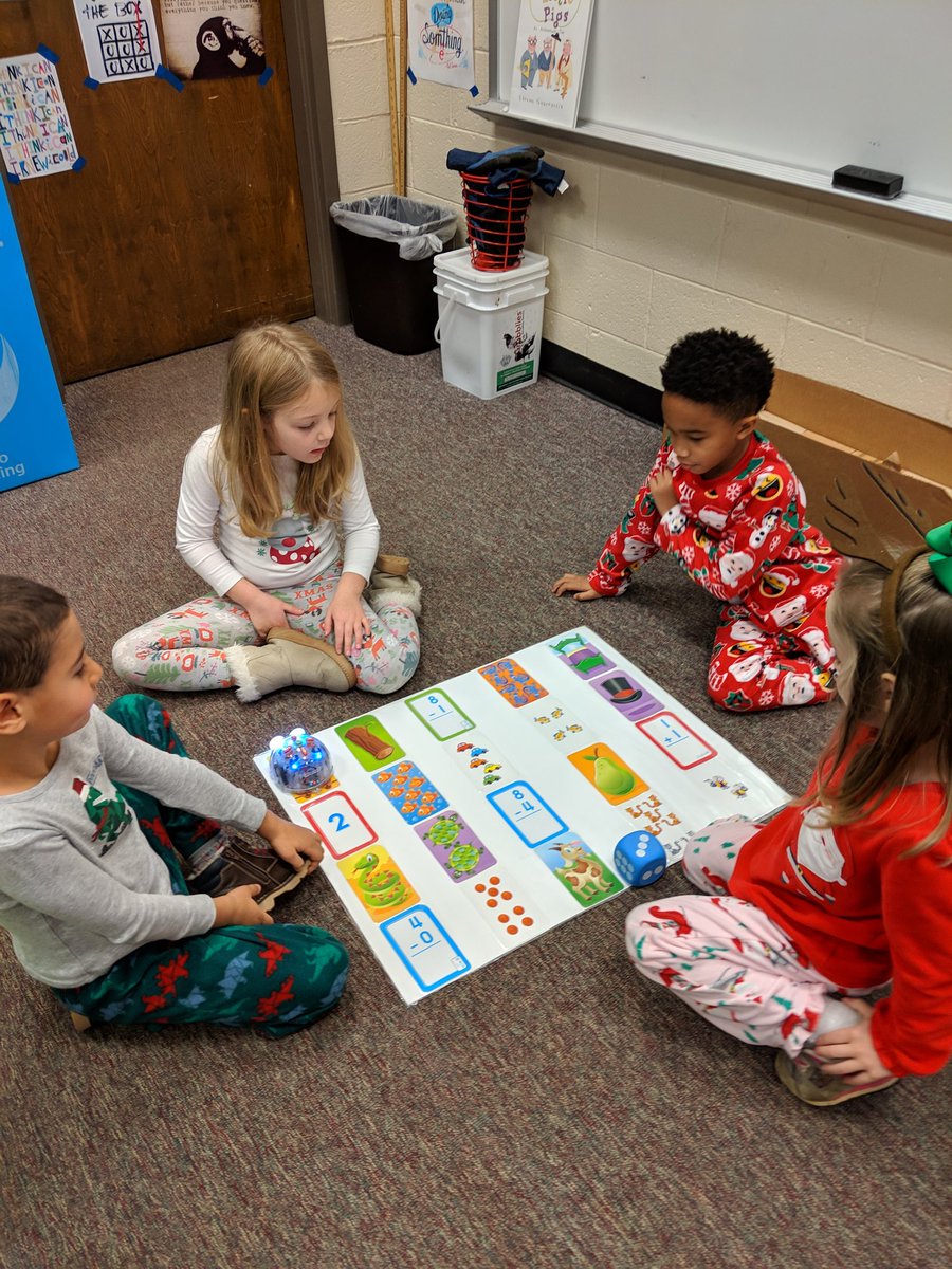 iLabBaker1's tweet image. Enjoyed sharing pajama day with Kindergarten today and #BeyondHourofCode hands on coding activities. #JourneytoAWE @bakerelembears