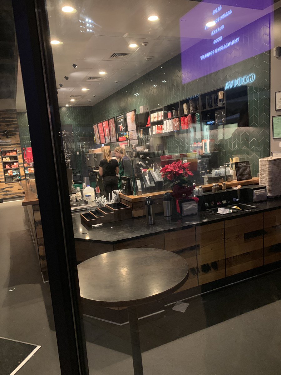 attathomeguy's tweet image. @Starbucks why is this store closed? #peopleinside #nonote